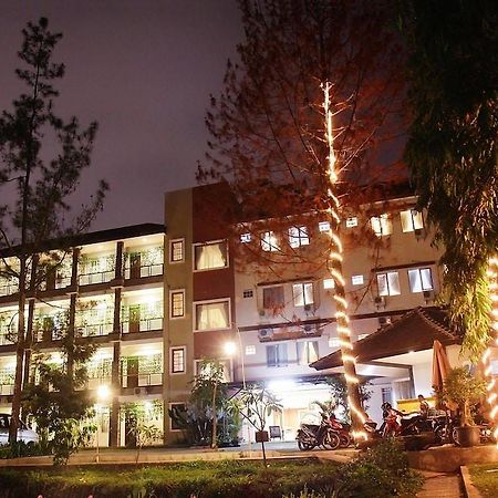 โลตัส บันดุง โฮเต็ล คาเฟ่ แอนด์ มีตติ้ง เพลซ Hotel ภายนอก รูปภาพ
