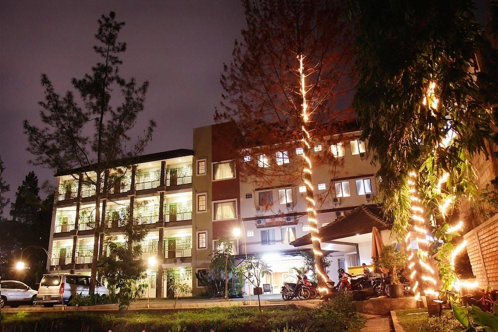 โลตัส บันดุง โฮเต็ล คาเฟ่ แอนด์ มีตติ้ง เพลซ Hotel ภายนอก รูปภาพ