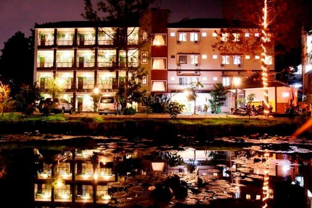 โลตัส บันดุง โฮเต็ล คาเฟ่ แอนด์ มีตติ้ง เพลซ Hotel ภายนอก รูปภาพ