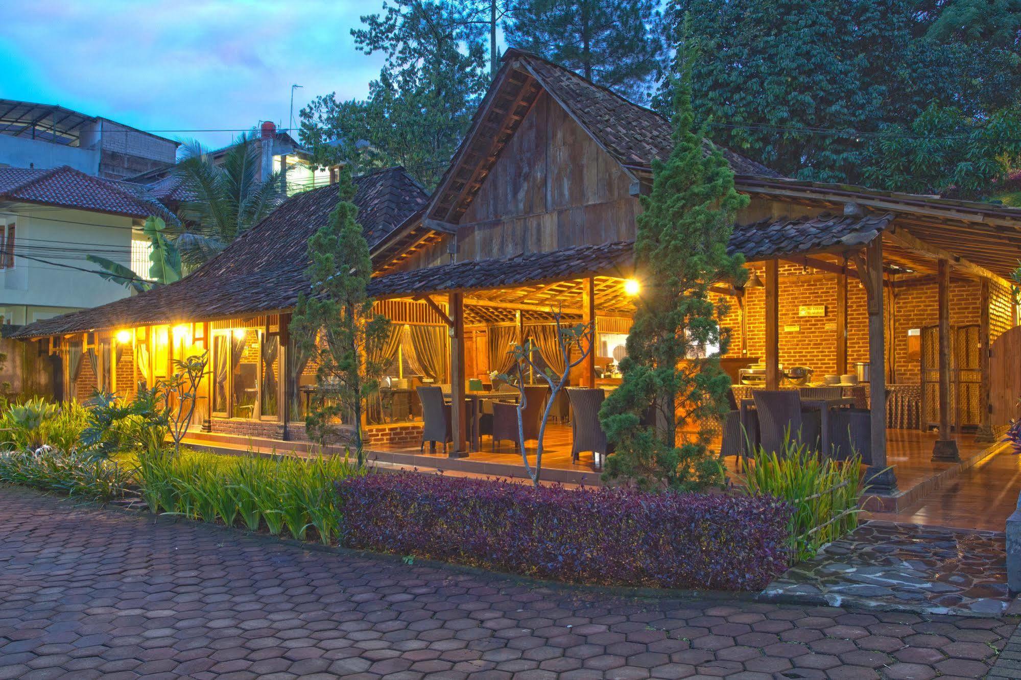 โลตัส บันดุง โฮเต็ล คาเฟ่ แอนด์ มีตติ้ง เพลซ Hotel ภายนอก รูปภาพ