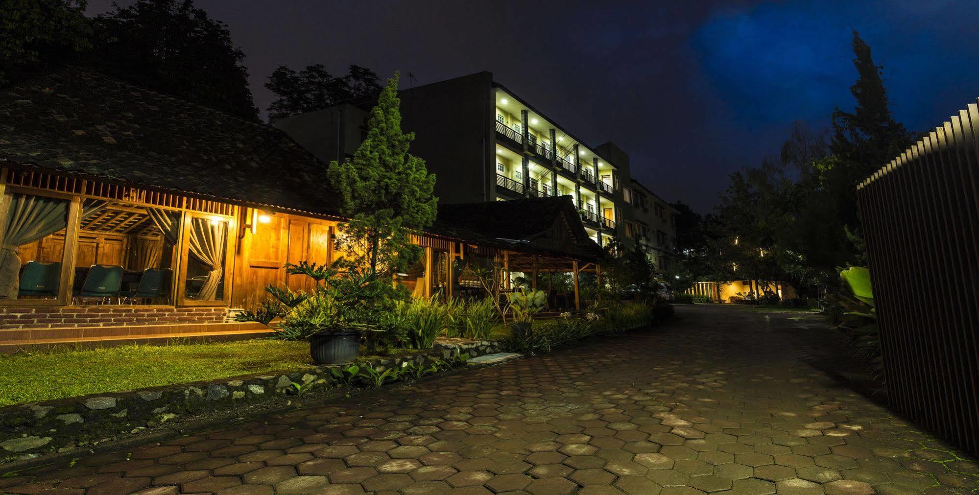 โลตัส บันดุง โฮเต็ล คาเฟ่ แอนด์ มีตติ้ง เพลซ Hotel ภายนอก รูปภาพ